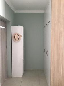een kamer met 2 koelkasten in een kamer met een muur bij Relax studio, "Park Residence" in Trikomo