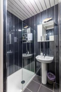 ein Bad mit einer Dusche und einem Waschbecken in der Unterkunft Beach House in Lytham St Annes