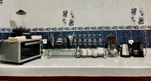 eine Küchentheke mit einer Mikrowelle auf der Arbeitsplatte in der Unterkunft Belle villa privé in Ounara