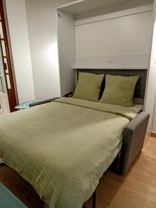 - une chambre avec un grand lit dans l'établissement Studio La Cabine, à Mers-les-Bains
