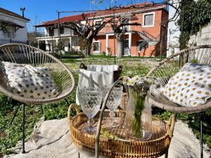 Vonkajšia záhrada v ubytovaní Casa Delicosta- 2 Flat Country house with garden, 15 min from Trikala
