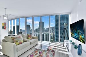 uma sala de estar com um sofá e uma grande janela em Amazing 2 Bedroom at Icon in the Heart of Brickell em Miami