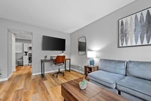 セントチャールズにある411 San Juan Recently Renovated 2 Bedroom TownHomeのソファとテーブルのあるリビングルーム