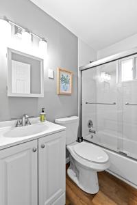 セントチャールズにある411 San Juan Recently Renovated 2 Bedroom TownHomeの白いバスルーム(トイレ、ガラス張りのシャワー付) +16枚の写真