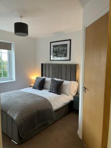 1 dormitorio con 1 cama grande y 2 almohadas en Beautiful Apartment & Parking en York