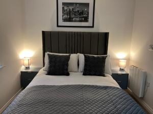 1 dormitorio con 1 cama grande y 2 lámparas en Beautiful Apartment & Parking en York