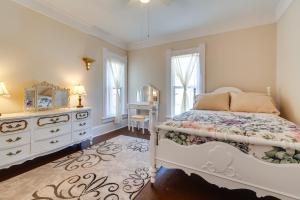 Voodi või voodid majutusasutuse Historic Charleston Home Less Than 1 Mi to University! toas