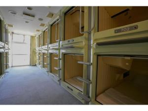 rząd pustych szafek w pokoju w obiekcie Capsule Inn Hamamatsucho - Vacation STAY 68799v w Tokio