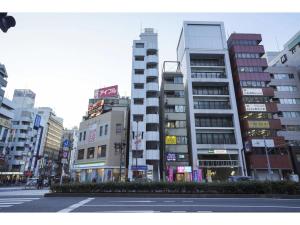 東京にあるMale Only Capsule Inn Hamamatsucho - Vacation STAY 68799vの高層ビルが立ち並ぶ街道