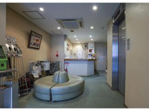 poczekalnia z fotelem w worku fasolowym w pokoju w obiekcie Capsule Inn Hamamatsucho - Vacation STAY 68799v w Tokio