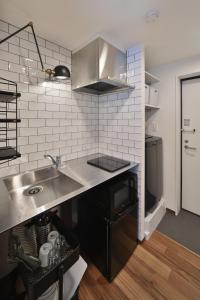 uma cozinha com um lavatório e uma bancada em Style Wood Nishi-Shinjuku 2nd floor 3rd floor - Vacation STAY 77182v em Tóquio