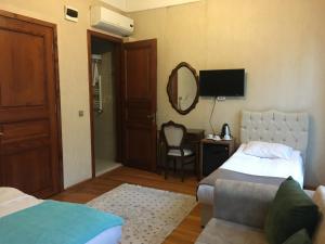 イスタンブールにあるAmida Houseのベッド2台と鏡が備わるホテルルームです。