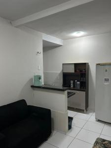 sala de estar con sofá negro y encimera en Apartamento Grand Maracanaú - Premium, en Maracanaú