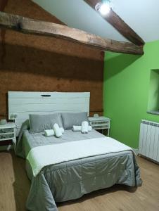 1 dormitorio con 1 cama grande y 2 almohadas en La Casa Vieja Turismo Rural, en San Justo de la Vega