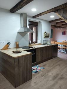 cocina grande con armarios de madera y fogones en La Casa Vieja Turismo Rural, en San Justo de la Vega