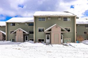 una casa con la neve davanti di Smugglers' Notch Resort Private Suites a Cambridge