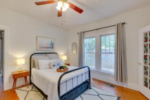 1 dormitorio con 1 cama y ventilador de techo en Canton Home with Porch Less Than 1 Mile to First Monday!, en Canton