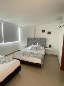 1 dormitorio con 2 camas en una habitación en Hermoso edificio de frente al mar, en Cartagena de Indias