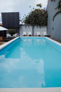 伊瓜蘇港的住宿－ISONDU Suites & Breakfast，大楼内一个蓝色的大型游泳池