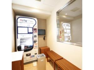 une salle d'attente avec deux bancs et un grand écran dans l'établissement Hotel Shinjukuya - Vacation STAY 74754v, à Machida