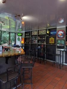 un bar con tavoli e sedie in un ristorante di The Ultimate Lodge a Louis Trichardt