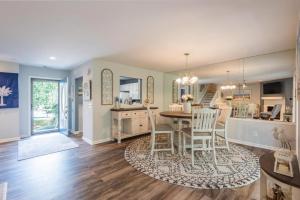 uma cozinha e sala de estar com mesa e cadeiras em 3414 Carolina Place em Hilton Head Island