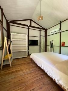 マラウにあるOLITAS - Praia de algodõesのベッドルーム(大型ベッド1台、テレビ付)