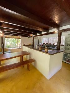 マラウにあるOLITAS - Praia de algodõesのキッチン(木製のベンチ2台、カウンター付)