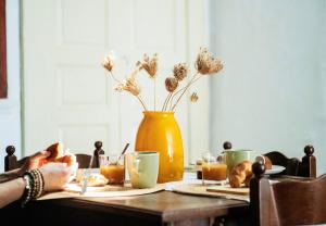 una mesa con un jarrón con flores. en Archita51, en Bernalda