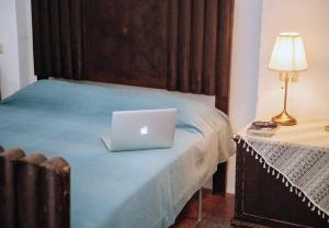 un ordenador portátil sentado en la parte superior de una cama en Archita51, en Bernalda