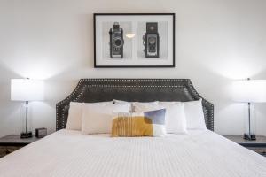 1 dormitorio con 1 cama blanca y 2 lámparas en Grady Square 1 Bedroom en Tampa