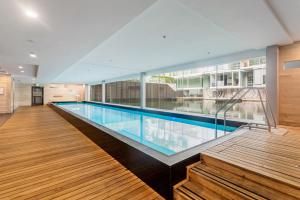 Bazén v ubytování Marina Luxe Retreat w Carpark-Pool-Spa-Gym-Sauna nebo v jeho okolí