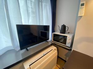 TV de pantalla plana en la parte superior de una ventana en ＰＩＡＺＺＡーＵ - Vacation STAY 78021v, en Tokio