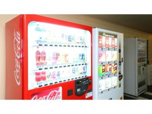 una máquina expendedora de coca cola en una tienda en Hotel Silk in Madarao - Vacation STAY 79648v, en Iiyama