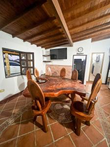 a wooden table and chairs in a room at Finca Palma de Coco, Municipio de el Peñol Antioquia in El Peñol