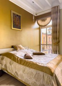 Un dormitorio con una cama grande y una ventana en Apartament Cesarski, en Cieszyn