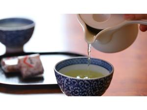 a person pouring coffee into a cup of tea at Hotel Silk in Madarao - Vacation STAY 77724v in Iiyama