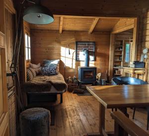 a room with a log cabin with a wood stove at Blockhütte 35 km nördlich von Hamburg in Langeln