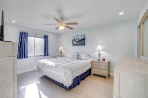 Un dormitorio con una cama y un ventilador de techo. en Fort Myers Vacation Home with Patio about 14 Mi to Beach, en Fort Myers
