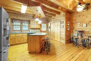 eine Küche mit Holzwänden, Holzböden und einer Theke in der Unterkunft Woodland Hideaway in Gatlinburg