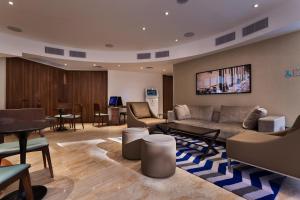 TV a/nebo společenská místnost v ubytování Sea Tower by Isrotel Design