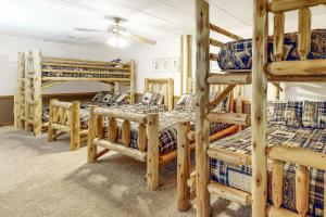 eine Gruppe Etagenbetten in einem Zimmer in der Unterkunft Woodland Hideaway in Gatlinburg