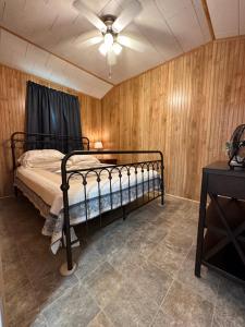 DozierCypress Landing Cabins的带床和吊扇的卧室