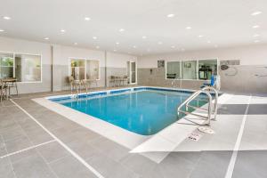 uma grande piscina num grande quarto com em Comfort Inn & Suites Houma em Houma