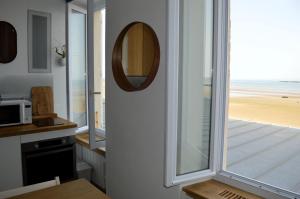 À l'est - Studio vue mer sur la digue的厨房或小厨房