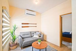 Кът за сядане в NEW Comfy Stay with Pool Onsite Steps from Malecón