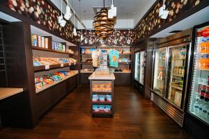 um corredor de mercearia com comida em exposição em WorldQuest Orlando Resort em Orlando