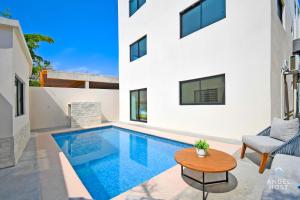 拉巴斯的住宿－NEW Comfy Stay with Pool Onsite Steps from Malecón，一座房子后院的游泳池