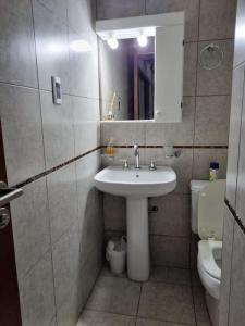Ένα μπάνιο στο Departamento en complejo cerrado