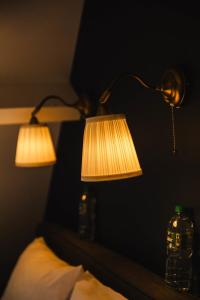 2 lámparas colgando sobre una cama en una habitación en Sweet Home - PiscineTennis - Deauville, en Deauville
